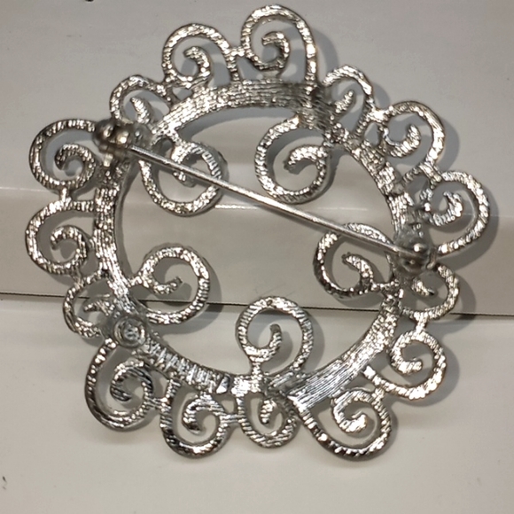 Vintage 1971 Sarah Coventry Silvertone Brooch Open Filligree Metal Work Signed - Picture 2 of 2